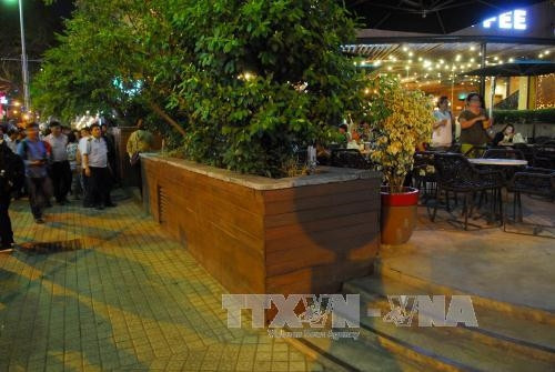 Lực lượng chức năng xử lý các bồn cây của quán Starbucks Coffee tại vòng xoay ngã sáu Phù Đổng, quận 1 do vi phạm lấn chiếm vỉa hè. Ảnh: Mạnh Linh-TTXVN Lực lượng chức năng xử lý các bồn cây của quán Starbucks Coffee tại vòng xoay ngã sáu Phù Đổng, quận 1 do vi phạm lấn chiếm vỉa hè. Ảnh: Mạnh Linh-TTXVN