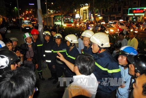 Lực lượng Phòng cháy chữa cháy được huy động đến hiện trường để xử lý bồn cây trước quán Starbucks Coffee lấn chiếm vỉa hè có bồn dầu. Ảnh: Mạnh Linh-TTXVN Lực lượng Phòng cháy chữa cháy được huy động đến hiện trường để xử lý bồn cây trước quán Starbucks Coffee lấn chiếm vỉa hè có bồn dầu. Ảnh: Mạnh Linh-TTXVN