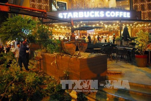 Bồn cây của quán Starbucks Coffee tại vòng xoay ngã sáu Phù Đổng, quận 1 vi phạm lấn chiếm vỉa hè. Ảnh: Mạnh Linh-TTXVN Bồn cây của quán Starbucks Coffee tại vòng xoay ngã sáu Phù Đổng, quận 1 vi phạm lấn chiếm vỉa hè. Ảnh: Mạnh Linh-TTXVN