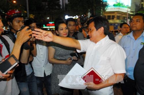 Ông Đoàn Ngọc Hải, Phó Chủ tịch UBND quận 1 chỉ rõ ranh giới vi phạm lấn chiếm vỉa hè của một chủ hộ kinh doanh. Ảnh: Mạnh Linh-TTXVN Ông Đoàn Ngọc Hải, Phó Chủ tịch UBND quận 1 chỉ rõ ranh giới vi phạm lấn chiếm vỉa hè của một chủ hộ kinh doanh. Ảnh: Mạnh Linh-TTXVN