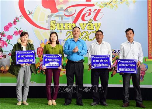 Trao quyết định trao nhà mái ấm công đoàn cho đoàn viên, công nhân, viên chức, người lao động. Ảnh: Cao Nguyên - TTXVN