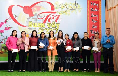 Trao quà cho đoàn viên, công nhân, viên chức, người lao động. Ảnh: Cao Nguyên – TTXVN