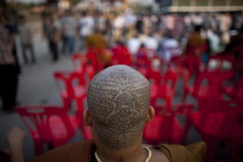 Chạm vào đầu người khác: Đông Nam Á có nhiều quốc gia theo Phật giáo và coi đầu là bộ phận thiêng liêng nhất. Do đó, bạn nên tránh chạm vào đầu người lạ. Ảnh: Reporters Magazine. Xúc phạm thánh thần: Dù quốc gia bạn đang du lịch theo đạo gì, tốt hơn hết bạn không nên tỏ ý chế giễu hay xúc phạm thần linh của họ nếu không muốn gặp rắc rối. Đừng trèo lên các công trình tôn giáo hay những bức tượng Phật, tượng thần. Ảnh: Navigers. Bàn luận về hoàng gia hay chính phủ: Nhiều quốc gia ở Đông Nam Á, như Thái Lan, Brunei, Malaysia hay Campuchia, vẫn còn hoàng gia. Như ở Thái Lan, quốc vương và hoàng tộc rất được kính trọng và có luật lệ nghiêm khắc với những người bôi nhọ hoàng gia, dù vô tình hay cố ý, nghiêm túc hay đùa cợt. Đồng thời, chính trị cũng là một vấn đề bạn không nên nhắc tới khi ghé thăm các quốc gia này. Ảnh: Wall Street Journal. Dùng chất gây nghiện: Ở Đông Nam Á, cần sa, ma túy hay ma túy tổng hợp đều bị cấm và có những bản án nghiêm khắc. Do đó, bạn nên tránh xa chúng để đảm bảo an toàn cho bản thân. Ảnh: The Sun. Uống nước tại vòi: Nước ở vòi đều chưa được lọc và xử lý. Do đó, tốt hơn hết bạn nên sử dụng nước đóng chai. Ảnh: Travel + Leisure. Ăn mặc quá mát mẻ: Phần lớn quốc gia Đông Nam Á đều có truyền thống ăn mặc kín đáo, đặc biệt là khi ở nơi công cộng hay các công trình tôn giáo. Do đó, bạn nên mang theo một bộ đồ lịch sự nếu có ý định ghé thăm đền chùa, và chọn loại bikini không quá nóng bỏng. Ảnh: Daily Mail. Đừng đi taxi không có đồng hồ: Những du khách lóng ngóng dễ bị tài xế taxi đánh lừa bằng cách không bật đồng hồ hay nói dối đồng hồ bị hỏng và tính giá cắt cổ. Hãy đảm báo chiếc xe bạn định lên có đồng hồ hoạt động bình thường và yêu cầu tài xế sử dụng chúng. Ảnh: Bangkok. Thể hiện tình cảm thái quá: Việc ôm hay hôn nhau trên đường phố thường bị coi là bất lịch sự ở Đông Nam Á. Các cặp đôi nên hạn chế thể hiện tình cảm quá đà nơi công cộng. Ảnh: CHIC Locations Đi một mình: Đông Nam Á được đánh giá là vùng du lịch tương đối an toàn. Tuy nhiên, nếu có dự định tham gia các hoạt động như tiệc tùng, leo núi hay lái xe máy, bạn nên đi theo nhóm để có người hỗ trợ trong trường hợp gặp sự cố. Ảnh: Pinterest. Đi giày vào đền, chùa: Thông thường, các đền chùa yêu cầu người dân và khách tham quan không đi giày vào bên trong. Bạn có thể chuẩn bị sẵn một chiếc túi bóng để cầm theo giày. Ảnh: Travelling Book Junkie. Chạm vào đầu người khác: Đông Nam Á có nhiều quốc gia theo Phật giáo và coi đầu là bộ phận thiêng liêng nhất. Do đó, bạn nên tránh chạm vào đầu người lạ. Ảnh: Reporters Magazine. Xúc phạm thánh thần: Dù quốc gia bạn đang du lịch theo đạo gì, tốt hơn hết bạn không nên tỏ ý chế giễu hay xúc phạm thần linh của họ nếu không muốn gặp rắc rối. Đừng trèo lên các công trình tôn giáo hay những bức tượng Phật, tượng thần. Ảnh: Navigers. Bàn luận về hoàng gia hay chính phủ: Nhiều quốc gia ở Đông Nam Á, như Thái Lan, Brunei, Malaysia hay Campuchia, vẫn còn hoàng gia. Như ở Thái Lan, quốc vương và hoàng tộc rất được kính trọng và có luật lệ nghiêm khắc với những người bôi nhọ hoàng gia, dù vô tình hay cố ý, nghiêm túc hay đùa cợt. Đồng thời, chính trị cũng là một vấn đề bạn không nên nhắc tới khi ghé thăm các quốc gia này. Ảnh: Wall Street Journal. Dùng chất gây nghiện: Ở Đông Nam Á, cần sa, ma túy hay ma túy tổng hợp đều bị cấm và có những bản án nghiêm khắc. Do đó, bạn nên tránh xa chúng để đảm bảo an toàn cho bản thân. Ảnh: The Sun. Uống nước tại vòi: Nước ở vòi đều chưa được lọc và xử lý. Do đó, tốt hơn hết bạn nên sử dụng nước đóng chai. Ảnh: Travel + Leisure. Ăn mặc quá mát mẻ: Phần lớn quốc gia Đông Nam Á đều có truyền thống ăn mặc kín đáo, đặc biệt là khi ở nơi công cộng hay các công trình tôn giáo. Do đó, bạn nên mang theo một bộ đồ lịch sự nếu có ý định ghé thăm đền chùa, và chọn loại bikini không quá nóng bỏng. Ảnh: Daily Mail. Đừng đi taxi không có đồng hồ: Những du khách lóng ngóng dễ bị tài xế taxi đánh lừa bằng cách không bật đồng hồ hay nói dối đồng hồ bị hỏng và tính giá cắt cổ. Hãy đảm báo chiếc xe bạn định lên có đồng hồ hoạt động bình thường và yêu cầu tài xế sử dụng chúng. Ảnh: Bangkok. Thể hiện tình cảm thái quá: Việc ôm hay hôn nhau trên đường phố thường bị coi là bất lịch sự ở Đông Nam Á. Các cặp đôi nên hạn chế thể hiện tình cảm quá đà nơi công cộng. Ảnh: CHIC Locations Đi một mình: Đông Nam Á được đánh giá là vùng du lịch tương đối an toàn. Tuy nhiên, nếu có dự định tham gia các hoạt động như tiệc tùng, leo núi hay lái xe máy, bạn nên đi theo nhóm để có người hỗ trợ trong trường hợp gặp sự cố. Ảnh: Pinterest. Đi giày vào đền, chùa: Thông thường, các đền chùa yêu cầu người dân và khách tham quan không đi giày vào bên trong. Bạn có thể chuẩn bị sẵn một chiếc túi bóng để cầm theo giày. Ảnh: Travelling Book Junkie.