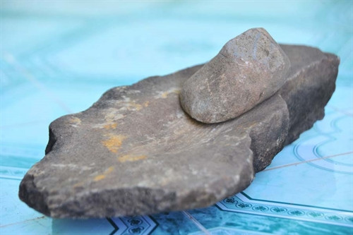 Hiện vật rìu mài lưỡi và bàn mài được phát hiện di chỉ. Ảnh: N.G Hiện vật rìu mài lưỡi và bàn mài được phát hiện di chỉ. Ảnh: N.G