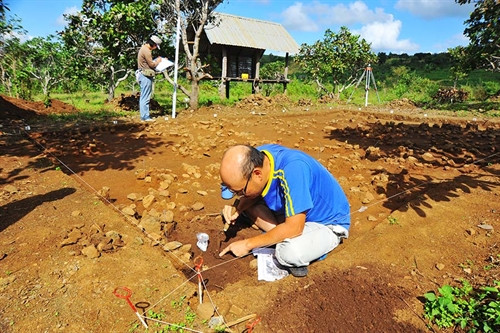 Nhiều hiện vật đồ đá được phát hiện trong hố khai quật. Ảnh: N.G Nhiều hiện vật đồ đá được phát hiện trong hố khai quật. Ảnh: N.G