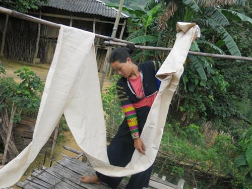 Vải dệt xong được đêm phơi khô để may trang phục truyền thống. Vải dệt xong được đêm phơi khô để may trang phục truyền thống.