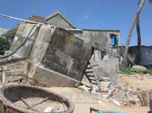 Một công trình của người dân ở phường Vĩnh Nguyên, thành phố Nha Trang bị nghiêng, hư hỏng do xâm thực bờ biển. Ảnh: Nguyên Lý-TTXVN