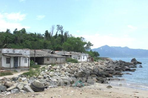 Một đoạn bờ biển bị xâm thực ở xã Vĩnh Lương, thành phố Nha Trang mới chỉ được kè tạm bằng đá. Ảnh: Nguyên Lý-TTXVN