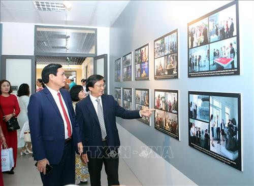 Đại biểu tham quan không gian trưng bày ảnh tư liệu của Bảo tàng. Ảnh: Trần Lê Lâm - TTXVN