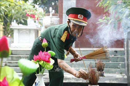 Hàng ngày, người cựu chiến binh này vẫn thắp hương cho các liệt sỹ, các đồng đội. Ảnh: Nam Sương - TTXVN Hàng ngày, người cựu chiến binh này vẫn thắp hương cho các liệt sỹ, các đồng đội. Ảnh: Nam Sương - TTXVN