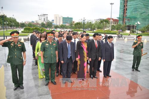 Nhân dịp Kỷ niệm 70 năm Ngày Thương binh-Liệt sĩ, Đại sứ quán Việt Nam, các cơ quan bên cạnh sứ quán, cùng đại diện cộng đồng doanh nghiệp, kiều bào Việt Nam tại Campuchia đến đặt vòng hoa, dâng hương tại Đài hữu nghị Việt Nam - Campuchia ở Thủ đô Phnom Penh để tưởng niệm các anh hùng liệt sỹ Việt Nam hy sinh tại Campuchia, vì sự nghiệp giải phóng và bảo vệ Tổ quốc, cứu giúp nhân dân Campuchia thoát khỏi thảm họa diệt chủng. Ảnh: Phan Minh Hưng - phóng viên TTXVN tại Campuchia Nhân dịp Kỷ niệm 70 năm Ngày Thương binh-Liệt sĩ, Đại sứ quán Việt Nam, các cơ quan bên cạnh sứ quán, cùng đại diện cộng đồng doanh nghiệp, kiều bào Việt Nam tại Campuchia đến đặt vòng hoa, dâng hương tại Đài hữu nghị Việt Nam - Campuchia ở Thủ đô Phnom Penh để tưởng niệm các anh hùng liệt sỹ Việt Nam hy sinh tại Campuchia, vì sự nghiệp giải phóng và bảo vệ Tổ quốc, cứu giúp nhân dân Campuchia thoát khỏi thảm họa diệt chủng. Ảnh: Phan Minh Hưng - phóng viên TTXVN tại Campuchia