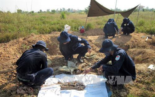 Các chiến sỹ Đội tìm kiếm, cất bốc hài cốt liệt sỹ tỉnh Tây Ninh - Đội K71 tại một khu mộ hài cốt liệt sỹ được tìm thấy. Ảnh: TTXVN Các chiến sỹ Đội tìm kiếm, cất bốc hài cốt liệt sỹ tỉnh Tây Ninh - Đội K71 tại một khu mộ hài cốt liệt sỹ được tìm thấy. Ảnh: TTXVN
