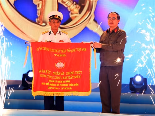 Chủ tịch Uỷ ban Trung ương MTTQ Việt Nam Nguyễn Thiện Nhân trao tặng bức trướng tại Chương trình giao lưu. Ảnh: Nguyễn Dân – TTXVN Chủ tịch Uỷ ban Trung ương MTTQ Việt Nam Nguyễn Thiện Nhân trao tặng bức trướng tại Chương trình giao lưu. Ảnh: Nguyễn Dân – TTXVN