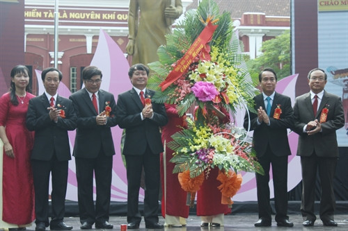 Trường THPT chuyên Quốc Học Huế tổ chức kỉ niệm 120 năm thành lập trường (1896 - 2016) và đón nhận Huân chương Lao động hạng Nhất.