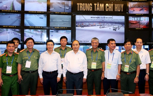 Thủ tướng Nguyễn Xuân Phúc với các cán bộ trung tâm chỉ huy. Ảnh: Thống Nhất – TTXVN