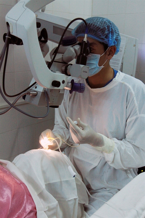 Các bác sĩ thực hiện phẫu thuật mắt miễn phí cho bệnh nhân nghèo tại bệnh viện Nguyễn Trãi. Ảnh: Phương Vy- TTXVN Các bác sĩ thực hiện phẫu thuật mắt miễn phí cho bệnh nhân nghèo tại bệnh viện Nguyễn Trãi. Ảnh: Phương Vy- TTXVN