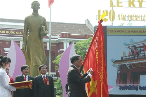 Chủ tịch UBND tỉnh Thừa Thiên - Huế Nguyễn Văn Cao thừa ủy quyền của Chủ tịch nước.gắn Huân chương Lao động hạng Nhất lên lá cờ truyền thống của Trường THPT chuyên Quốc Học Huế