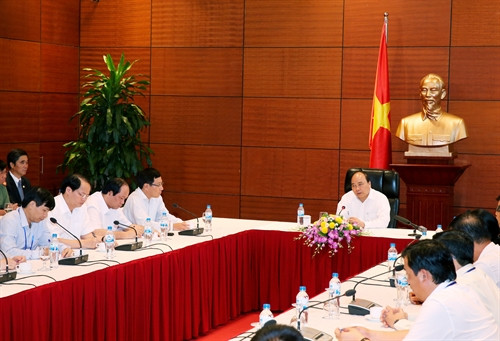 Thủ tướng Nguyễn Xuân Phúc làm việc với ban tổ chức. Ảnh: Thống Nhất – TTXVN