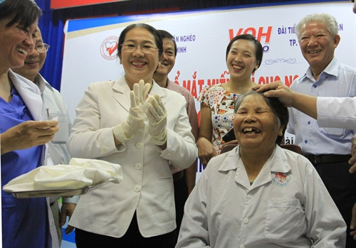 Phó Bí thư Thành ủy T.P HCM Võ Thị Dung, Lãnh đạo Hội, các Bác sĩ phẫu thuật mắt và các mạnh thường quân vui mừng khi bà Huỳnh Thị Tánh, 70 tuổi ở Giồng Trôm, Bến Tre là bệnh nhân thứ 500.000 được mổ mắt miễn phí đã sáng mắt. Ảnh: Phương Vy- TTXVN. Phó Bí thư Thành ủy T.P HCM Võ Thị Dung, Lãnh đạo Hội, các Bác sĩ phẫu thuật mắt và các mạnh thường quân vui mừng khi bà Huỳnh Thị Tánh, 70 tuổi ở Giồng Trôm, Bến Tre là bệnh nhân thứ 500.000 được mổ mắt miễn phí đã sáng mắt. Ảnh: Phương Vy- TTXVN.
