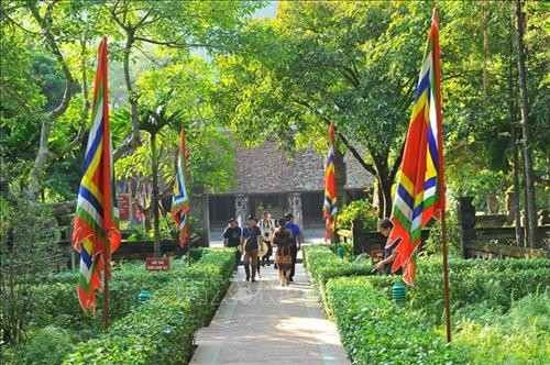 Du khách tham khu di tích đền Vua Đinh Tiên Hoàng. Ảnh: Minh Đức - TTXVN Du khách tham khu di tích đền Vua Đinh Tiên Hoàng. Ảnh: Minh Đức - TTXVN