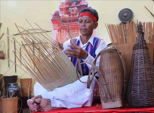 Nghệ nhân người Chăm ở Phú Yên trình diễn nghề đan lát. Ảnh: Phạm Cường-TTXVN Nghệ nhân người Chăm Phú Yên trình diễn dệt thổ cẩm. Ảnh: Phạm Cường-TTXVN Nghệ nhân người Chăm ở Phú Yên trình diễn nghề đan lát. Ảnh: Phạm Cường-TTXVN Nghệ nhân người Chăm Phú Yên trình diễn dệt thổ cẩm. Ảnh: Phạm Cường-TTXVN