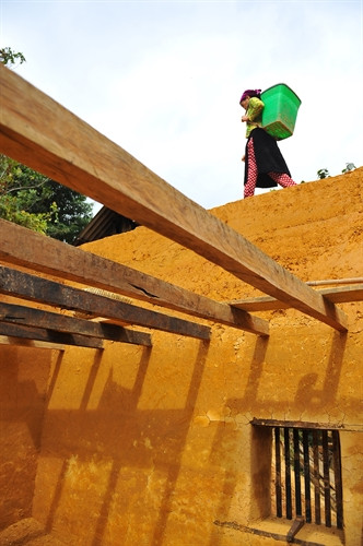 Ngôi nhà trình tường của người Mông thường có từ 3 đến 4 ô cửa nhỏ, những ô cửa này chủ yếu mở ra để thông gió và lấy ánh sáng.