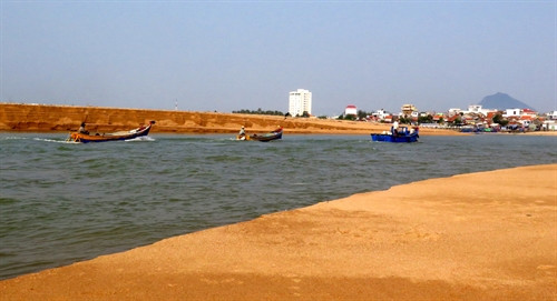 Do cửa biển Đà Diễn hiện đang bị bồi lấp nên chỉ có tàu công suất dưới 60 mã lực ra vào nhưng cũng rất khó khăn.