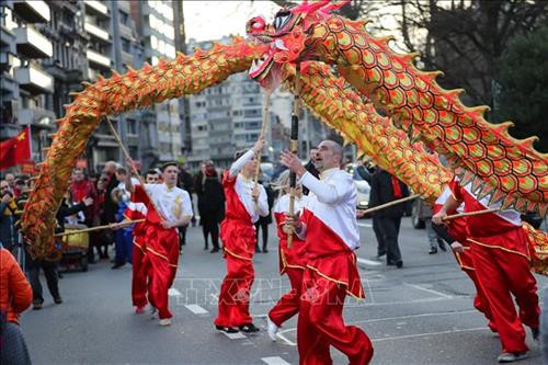 Tượng chú chuột vàng biểu tượng của Năm Canh Tý chào đón du khách tại Đền Tatsumizu ở tỉnh Mie, miền trung Nhật Bản. Ảnh: Kyodo/TTXVN Trang trí đèn lồng đón Tết cổ truyền Canh Tý tại Bắc Kinh, Trung Quốc. Ảnh: THX/TTXVN Các nghệ sĩ biểu diễn màn múa sư tử chào đón Tết Nguyên đán Canh Tý tại Liege, Bỉ, ngày 18/1/2020. Ảnh: THX/ TTXVN Đèn lồng rực rỡ sắc màu chào đón Tết Nguyên đán Canh Tý tại tỉnh Giang Tô, Trung Quốc, ngày 8/1/2020. Ảnh: THX/ TTXVN Người dân chọn mua câu đối chào đón Tết Nguyên đán Canh Tý tại khu chợ ở tỉnh Hải Nam, Trung Quốc, ngày 9/1/2020. Ảnh: THX/ TTXVN Trẻ em thưởng thức món ăn truyền thống trong dịp Năm mới tại tỉnh Giang Tô, Trung Quốc. Ảnh: THX/TTXVN Đèn lồng được thắp sáng rực rỡ để chào đón năm mới tại tỉnh Cam Túc, Trung Quốc, ngày 17/1/2020. Ảnh: THX/ TTXVN Đèn lồng đỏ trang trí tại khu phố người Hoa ở Yangon, Myanmar. Ảnh: THX/TTXVN Người dân mua sắm tại một siêu thị của người Hoa chuẩn bị đón Tết cổ truyền Canh Tý ở Toronto, Canada, ngày 21/1. Ảnh: THX/TTXVN Chào đón Năm mới 2020 trên đỉnh Núi Shiniu ở tỉnh Phúc Kiến, Trung Quốc. Ảnh: THX/TTXVN Người dân chiêm ngưỡng các tác phẩm tại Triển lãm đèn lồng nghệ thuật chào Năm mới ở thành phố Lâm Nghi, tỉnh Sơn Đông, miền đông Trung Quốc, ngày 4/1/2020. Ảnh: THX/ TTXVN Màn múa sư tử chào đón Tết cổ truyền Canh Tý tại khu phố người Hoa ở Manila, Philippines, ngày 25/1. Ảnh: THX/TTXVN Người dân thăm cung hoàng gia Gyeongbo ở Seoul, Hàn Quốc trong dịp Tết Canh Tý ngày 25/1. Ảnh: YONHAP/TTXVN Đèn lồng được thắp sáng rực rỡ để chào đón năm mới tại Khu tự trị dân tộc Choang Quảng Tây, Trung Quốc, ngày 17/1/2020. Ảnh: THX/ TTXVN Vũ công biểu diễn màn múa sư tử chào đón Tết Nguyên đán Canh Tý tại Kota Kinabalu, Sabah, Malaysia, ngày 11/1/2020. Ảnh: THX/ TTXVN Tượng chú chuột vàng biểu tượng của Năm Canh Tý chào đón du khách tại Đền Tatsumizu ở tỉnh Mie, miền trung Nhật Bản. Ảnh: Kyodo/TTXVN Trang trí đèn lồng đón Tết cổ truyền Canh Tý tại Bắc Kinh, Trung Quốc. Ảnh: THX/TTXVN Các nghệ sĩ biểu diễn màn múa sư tử chào đón Tết Nguyên đán Canh Tý tại Liege, Bỉ, ngày 18/1/2020. Ảnh: THX/ TTXVN Đèn lồng rực rỡ sắc màu chào đón Tết Nguyên đán Canh Tý tại tỉnh Giang Tô, Trung Quốc, ngày 8/1/2020. Ảnh: THX/ TTXVN Người dân chọn mua câu đối chào đón Tết Nguyên đán Canh Tý tại khu chợ ở tỉnh Hải Nam, Trung Quốc, ngày 9/1/2020. Ảnh: THX/ TTXVN Trẻ em thưởng thức món ăn truyền thống trong dịp Năm mới tại tỉnh Giang Tô, Trung Quốc. Ảnh: THX/TTXVN Đèn lồng được thắp sáng rực rỡ để chào đón năm mới tại tỉnh Cam Túc, Trung Quốc, ngày 17/1/2020. Ảnh: THX/ TTXVN Đèn lồng đỏ trang trí tại khu phố người Hoa ở Yangon, Myanmar. Ảnh: THX/TTXVN Người dân mua sắm tại một siêu thị của người Hoa chuẩn bị đón Tết cổ truyền Canh Tý ở Toronto, Canada, ngày 21/1. Ảnh: THX/TTXVN Chào đón Năm mới 2020 trên đỉnh Núi Shiniu ở tỉnh Phúc Kiến, Trung Quốc. Ảnh: THX/TTXVN Người dân chiêm ngưỡng các tác phẩm tại Triển lãm đèn lồng nghệ thuật chào Năm mới ở thành phố Lâm Nghi, tỉnh Sơn Đông, miền đông Trung Quốc, ngày 4/1/2020. Ảnh: THX/ TTXVN Màn múa sư tử chào đón Tết cổ truyền Canh Tý tại khu phố người Hoa ở Manila, Philippines, ngày 25/1. Ảnh: THX/TTXVN Người dân thăm cung hoàng gia Gyeongbo ở Seoul, Hàn Quốc trong dịp Tết Canh Tý ngày 25/1. Ảnh: YONHAP/TTXVN Đèn lồng được thắp sáng rực rỡ để chào đón năm mới tại Khu tự trị dân tộc Choang Quảng Tây, Trung Quốc, ngày 17/1/2020. Ảnh: THX/ TTXVN Vũ công biểu diễn màn múa sư tử chào đón Tết Nguyên đán Canh Tý tại Kota Kinabalu, Sabah, Malaysia, ngày 11/1/2020. Ảnh: THX/ TTXVN