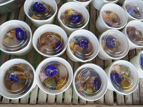 Món chè khúc bạch dưa lưới hoa đậu biếc độc quyền tại Nông trại Cantho Farm. Ảnh: Ánh Tuyết – TTXVN