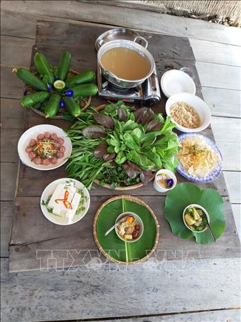 Món "Lẩu nhiệt đới" theo công thức gia truyền. Ảnh: Ánh Tuyết – TTXVN