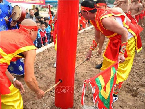 Cuộn dây kéo được các đội trưởng nâng lên 3 lần khi hành lễ. Ảnh: Thanh Tùng-TTXVN Cuộn dây kéo được các đội trưởng nâng lên 3 lần khi hành lễ. Ảnh: Thanh Tùng-TTXVN Dây kéo co có chiều dài hàng chục mét. Ảnh: Thanh Tùng-TTXVN Các đội tham gia kéo co hành lễ trong đền. Ảnh: Thanh Tùng-TTXVN Mỗi hiệp đấu kết thúc, phần thắng thuộc về bên nào không quan trọng, quan trọng là chúng ta đã góp phần bảo tồn và phát huy một di sản văn hóa phi vật thể đại diện nhân loại. Ảnh: Thanh Tùng-TTXVN Sự cố gắng, quyết liệt mỗi hiệp kéo biểu cảm rõ nét trên từng người tham gia kéo. Ảnh: Thanh Tùng-TTXVN Khi có hiệu lệnh “bắt đầu” các trai kéo dồn hết sức lực để kéo. Ảnh: Thanh Tùng-TTXVN Một “trai kéo” tới từ Hàn Quốc (người đeo kính) cùng tham gia kéo. Ảnh: Thanh Tùng-TTXVN Sự cố gắng, quyết liệt mỗi hiệp kéo biểu cảm rõ nét trên từng người tham gia kéo. Ảnh: Thanh Tùng-TTXVN Thanh gỗ nhỏ được trọng tài dùng để chêm vào lỗ giúp cho dây kéo ko xê dịch trước khi phát lệnh kéo. Ảnh: Thanh Tùng-TTXVN Dây kéo được luồn qua một cột gỗ chôn chặt dưới đất. Ảnh: Thanh Tùng-TTXVN Cuộn dây kéo được các đội trưởng nâng lên 3 lần khi hành lễ. Ảnh: Thanh Tùng-TTXVN Cuộn dây kéo được các đội trưởng nâng lên 3 lần khi hành lễ. Ảnh: Thanh Tùng-TTXVN Dây kéo co có chiều dài hàng chục mét. Ảnh: Thanh Tùng-TTXVN Các đội tham gia kéo co hành lễ trong đền. Ảnh: Thanh Tùng-TTXVN Mỗi hiệp đấu kết thúc, phần thắng thuộc về bên nào không quan trọng, quan trọng là chúng ta đã góp phần bảo tồn và phát huy một di sản văn hóa phi vật thể đại diện nhân loại. Ảnh: Thanh Tùng-TTXVN Sự cố gắng, quyết liệt mỗi hiệp kéo biểu cảm rõ nét trên từng người tham gia kéo. Ảnh: Thanh Tùng-TTXVN Khi có hiệu lệnh “bắt đầu” các trai kéo dồn hết sức lực để kéo. Ảnh: Thanh Tùng-TTXVN Một “trai kéo” tới từ Hàn Quốc (người đeo kính) cùng tham gia kéo. Ảnh: Thanh Tùng-TTXVN Sự cố gắng, quyết liệt mỗi hiệp kéo biểu cảm rõ nét trên từng người tham gia kéo. Ảnh: Thanh Tùng-TTXVN Thanh gỗ nhỏ được trọng tài dùng để chêm vào lỗ giúp cho dây kéo ko xê dịch trước khi phát lệnh kéo. Ảnh: Thanh Tùng-TTXVN Dây kéo được luồn qua một cột gỗ chôn chặt dưới đất. Ảnh: Thanh Tùng-TTXVN