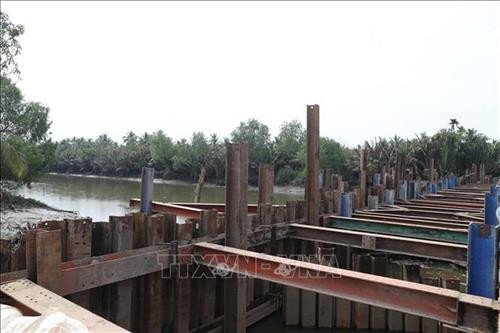 Đập tạm Ba Lai, huyện Châu Thành, tỉnh Bến Tre. Ảnh: Thống Nhất- TTXVN Đập tạm Ba Lai, huyện Châu Thành, tỉnh Bến Tre. Ảnh: Thống Nhất- TTXVN