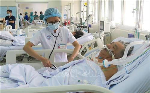 Một bệnh nhân trong nhập viện trong tình trạng nguy kịch vì uống thuốc đông y trị tiểu đường. Ảnh: Đinh Hằng – TTXVN