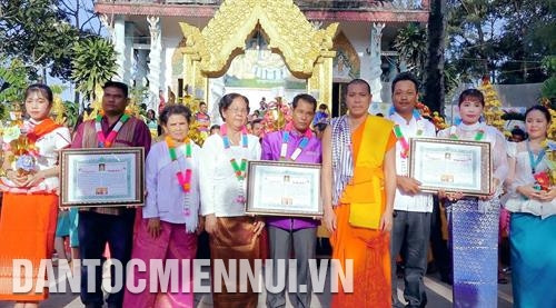 Mỗi gia đình Phật tử khi tổ chức lễ Kathina đều được nhà chùa ghi danh công đức. Ảnh: Chanh Đa Mỗi gia đình Phật tử khi tổ chức lễ Kathina đều được nhà chùa ghi danh công đức. Ảnh: Chanh Đa