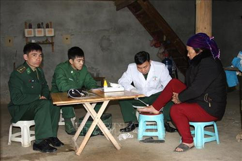 Trung úy Nguyễn Khắc Hoàng, quân y Đồn biên phòng Nghĩa Thuận, thăm khám cho bà Hạn Thị Cạu, thôn Na Cho Cai, xã Nghĩa Thuận, huyện Quản Bạ, Hà Giang. Ảnh: Nguyễn Chiến – TTXVN Trung úy Nguyễn Khắc Hoàng, quân y Đồn biên phòng Nghĩa Thuận, thăm khám cho bà Hạn Thị Cạu, thôn Na Cho Cai, xã Nghĩa Thuận, huyện Quản Bạ, Hà Giang. Ảnh: Nguyễn Chiến – TTXVN