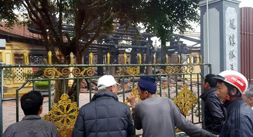 Người dân Đông Phương bàng hoàng, tiếc nuối khi đình Lưu bị cháy. Ảnh: Thế Duyệt - TTXVN Người dân Đông Phương bàng hoàng, tiếc nuối khi đình Lưu bị cháy. Ảnh: Thế Duyệt - TTXVN