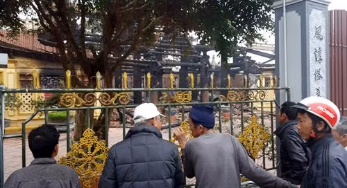 Người dân Đông Phương bàng hoàng, tiếc nuối khi đình Lưu bị cháy. Ảnh: Thế Duyệt - TTXVN