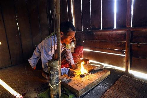 Một nghi thức trong lễ cúng tết Mền Lóong Phạt Ái. Ảnh: Phan Tuấn Anh - TTXVN Một nghi thức trong lễ cúng tết Mền Lóong Phạt Ái. Ảnh: Phan Tuấn Anh - TTXVN