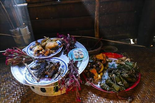 Đồ cúng của các gia đình trong bản mang đến nhà thầy cúng làm lễ. Ảnh: Phan Tuấn Anh - TTXVN Đồ cúng của các gia đình trong bản mang đến nhà thầy cúng làm lễ. Ảnh: Phan Tuấn Anh - TTXVN