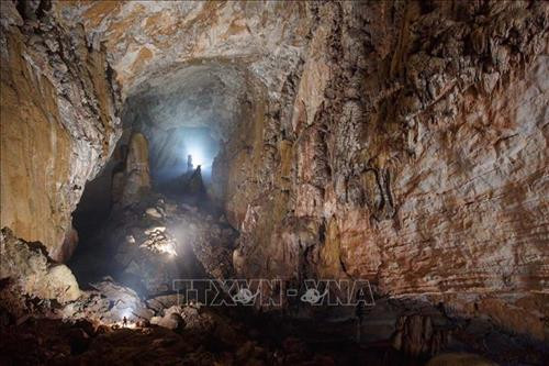 Hang Sơn Đoòng còn sở hữu một hệ thống sông ngầm lớn, được hình thành bởi sự giao thoa của 2 con sông. Cuối hang là bức tường đá vôi cao 90 mét, hay còn gọi là “Bức Tường Việt Nam”. Ảnh: TTXVN Các đặc điểm vĩ đại khác của hang làm cho Sơn Đoòng trở thành một tác phẩm thiên nhiên tuyệt vời chính là hệ thống sông ngầm, các khối thạch nhũ khổng lồ, các hố sụt và giếng trời tự nhiên. Ảnh: TTXVN Kích thước khổng lồ của hang cũng giúp cho các đám mây hình thành ngay trong hang từ các mạch sông ngầm. Ảnh: TTXVN