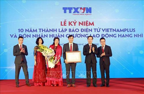 Trưởng Ban Tuyên giáo Trung ương Võ Văn Thưởng (thứ hai từ phải sang) trao tặng Huân chương Lao động hạng Nhì của Chủ tịch nước cho Báo Điện tử VietnamPlus. Ảnh: Hoàng Hùng – TTXVN