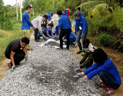 Cùng với người dân địa phương làm đường giao thông nông thôn tại ấp Giồng Sao, xã An Ngãi Tây đang làm hơn 400 m đường giao thông trị giá 12 triệu đồng
