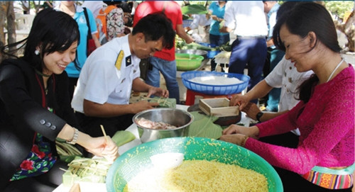 Gói bánh chưng cùng các chiến sĩ trên đảo Đá Lát, quần đảo Trường Sa (Khánh Hòa) Gói bánh chưng cùng các chiến sĩ trên đảo Đá Lát, quần đảo Trường Sa (Khánh Hòa)