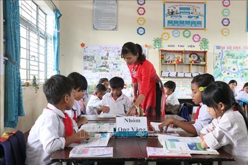 Một tiết học của cô và trò Trường Tiểu học Nơ Trang Lơng. Ảnh: Tuấn Anh – TTXVN Một tiết học của cô và trò Trường Tiểu học Nơ Trang Lơng. Ảnh: Tuấn Anh – TTXVN