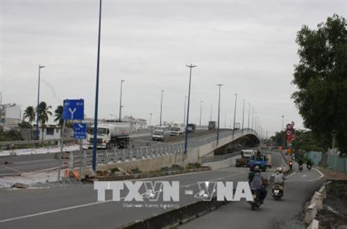 Việc đưa vào sử dụng hầm chui rẽ trái từ đường Võ Chí Công vào đường Nguyễn Thị Định và cầu vượt trên đường Vành đai 2 tại nút giao Mỹ Thủy giúp giao thông khu vực ra vào Cảng Cát Lái thông thoáng. Ảnh: Tiến Lực – TTXVN Việc đưa vào sử dụng hầm chui rẽ trái từ đường Võ Chí Công vào đường Nguyễn Thị Định và cầu vượt trên đường Vành đai 2 tại nút giao Mỹ Thủy giúp giao thông khu vực ra vào Cảng Cát Lái thông thoáng. Ảnh: Tiến Lực – TTXVN