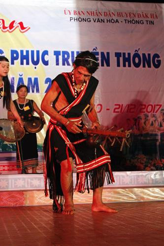 Đàn hát và nhạc cụ của các dân tộc. Ảnh: Quang Thái- TTXVN Đàn hát và nhạc cụ của các dân tộc. Ảnh: Quang Thái- TTXVN