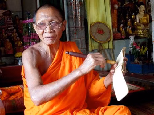 Hòa thượng Chau Ty giới thiệu cách viết chữ trên lá buông.