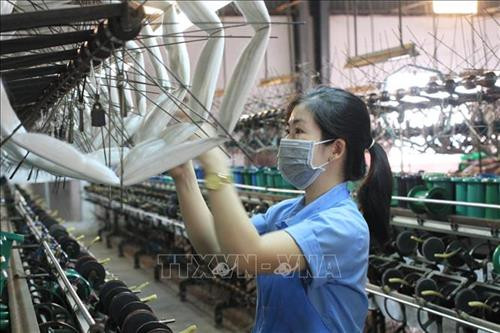 Trong nhà máy xe tơ tại Bảo Lộc. Ảnh: Đặng Tuấn - TTXVN Trong nhà máy xe tơ tại Bảo Lộc. Ảnh: Đặng Tuấn - TTXVN