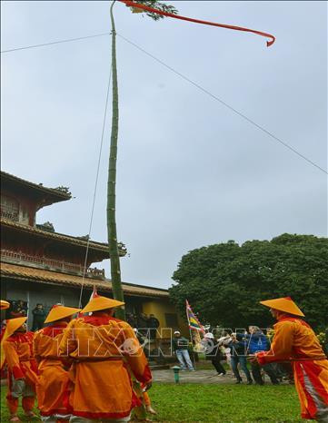 Dựng cây nêu ở Đại Nội Huế. Ảnh: Quốc Việt - TTXVN Dựng cây nêu ở Đại Nội Huế. Ảnh: Quốc Việt - TTXVN