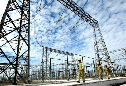 Công nhân vận hành Trạm biến áp 500 kV Pleiku kiểm tra độ an toàn thiết bị của Trạm Công nhân vận hành Trạm biến áp 500 kV Pleiku kiểm tra độ an toàn thiết bị của Trạm